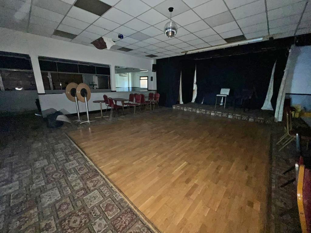 Lot: 119 - MIXED COMMERCIAL AND RESIDENTIAL INVESTMENT PROPERTY - Function room, dance floor and bar area to rear of the pub